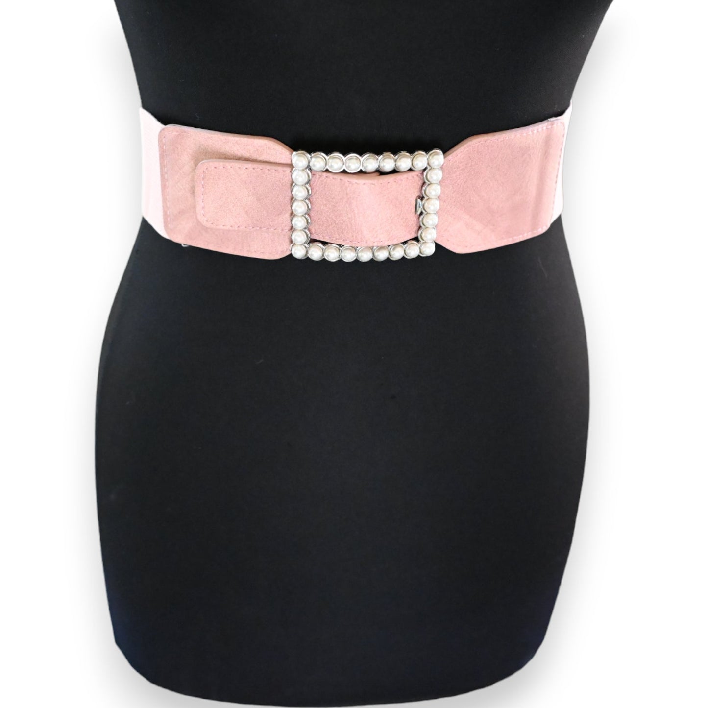 Elastischer Damengürtel in Altrosa mit rechteckiger Perlenschnalle auf schwarzem Kleid, elegantes Accessoire