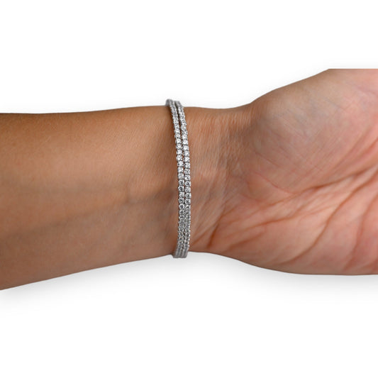 Elegantes Armband mit zwei Reihen funkelnder Strass-Steine auf schlankem Silberband, am Handgelenk getragen
