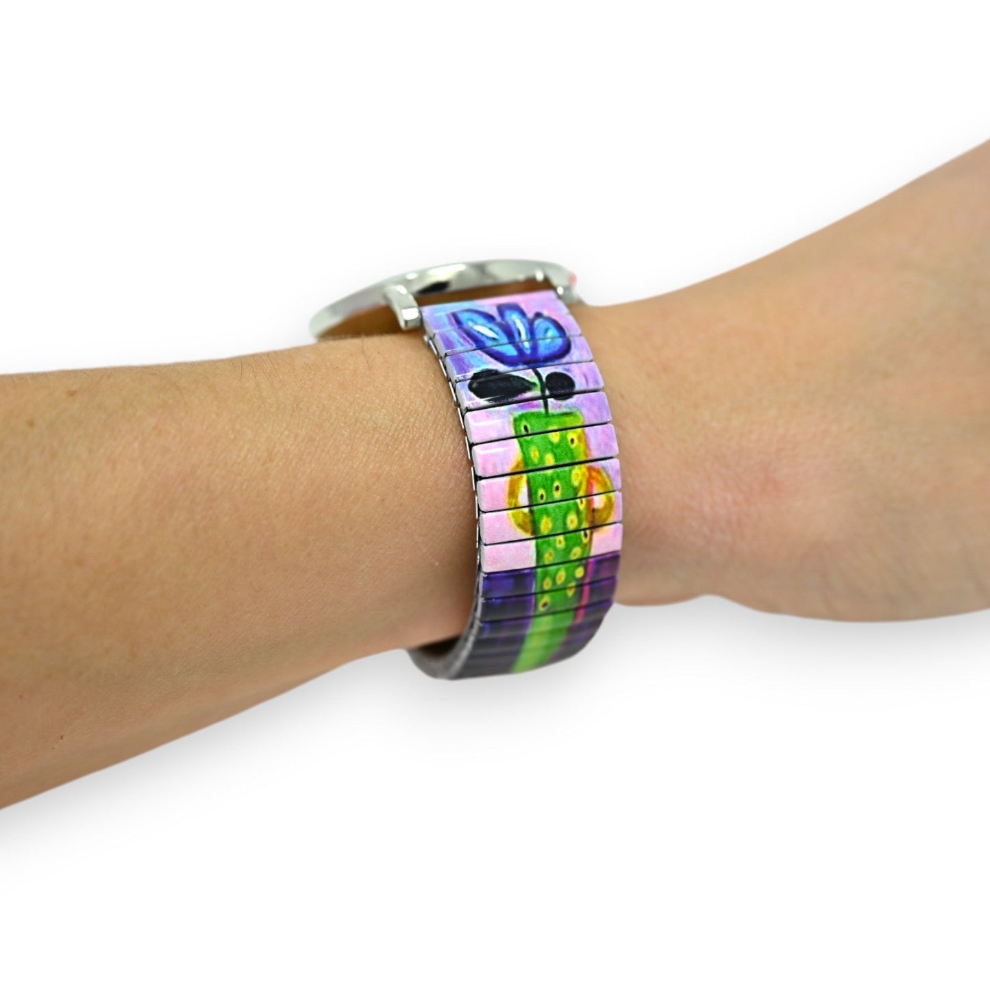 Armbanduhr mit buntem Blumenmotiv auf Metallarmband, Nahaufnahme am Handgelenk getragen, Fantasie-Design in Lila und Grün