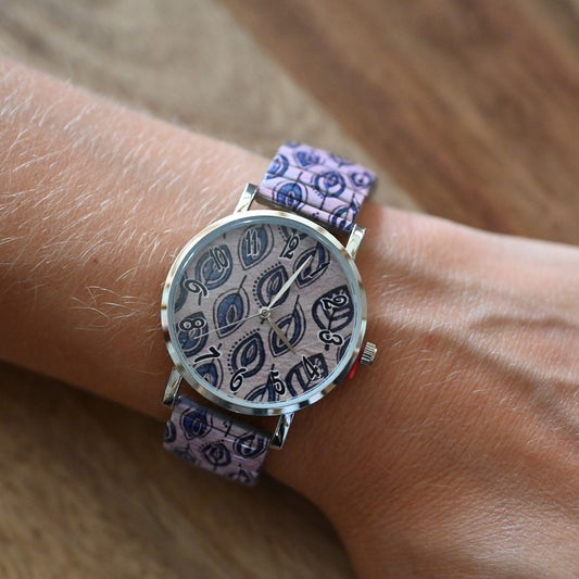 Ernests Uhr mit blauen Blättern auf rosa Hintergrund gedruckt