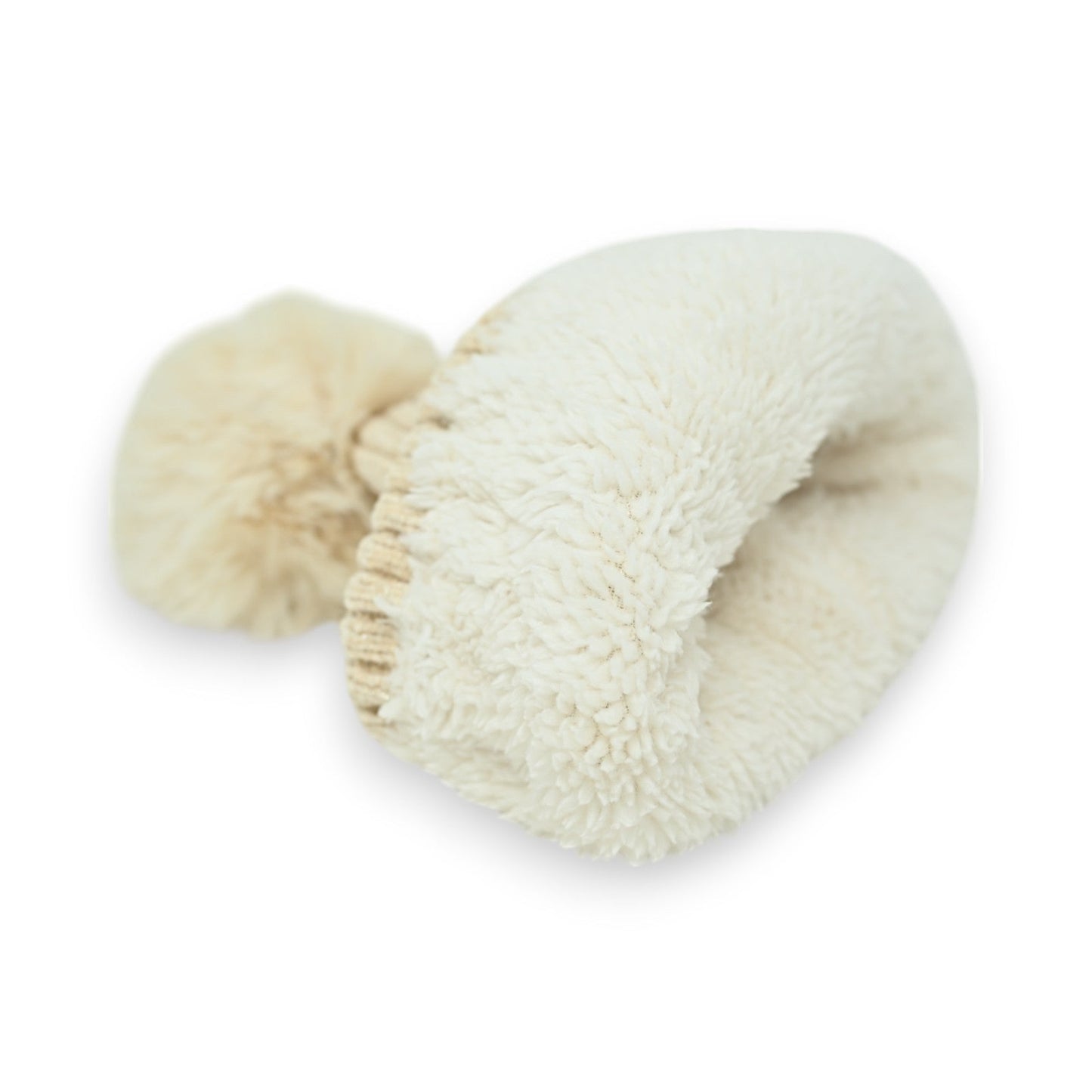 Beige Cord-Samt Mütze mit flauschigem Bommel, weich und kuschelig, auf weißem Hintergrund