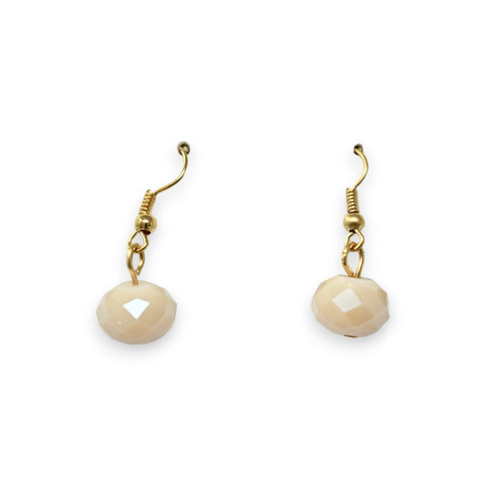 Goldene Ohrhänger mit facettierten beigen Perlen, im Boho-Stil. Filigrane Haken und Verbindungsglieder aus Metall.