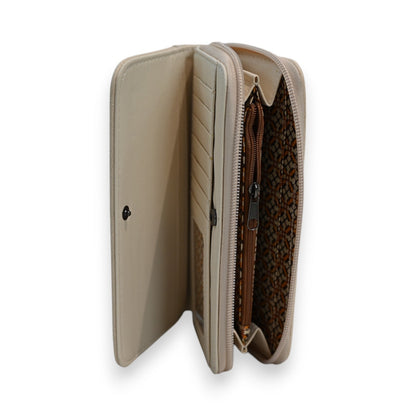 Elegante beige Damen-Geldbörse mit Reißverschluss, mehreren Fächern und silbernem Durchbruchmuster, geöffnet