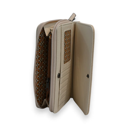Beige Leder-Geldbörse mit geometrischem Muster, geöffnet mit mehreren Fächern und Reißverschluss, elegantes Design