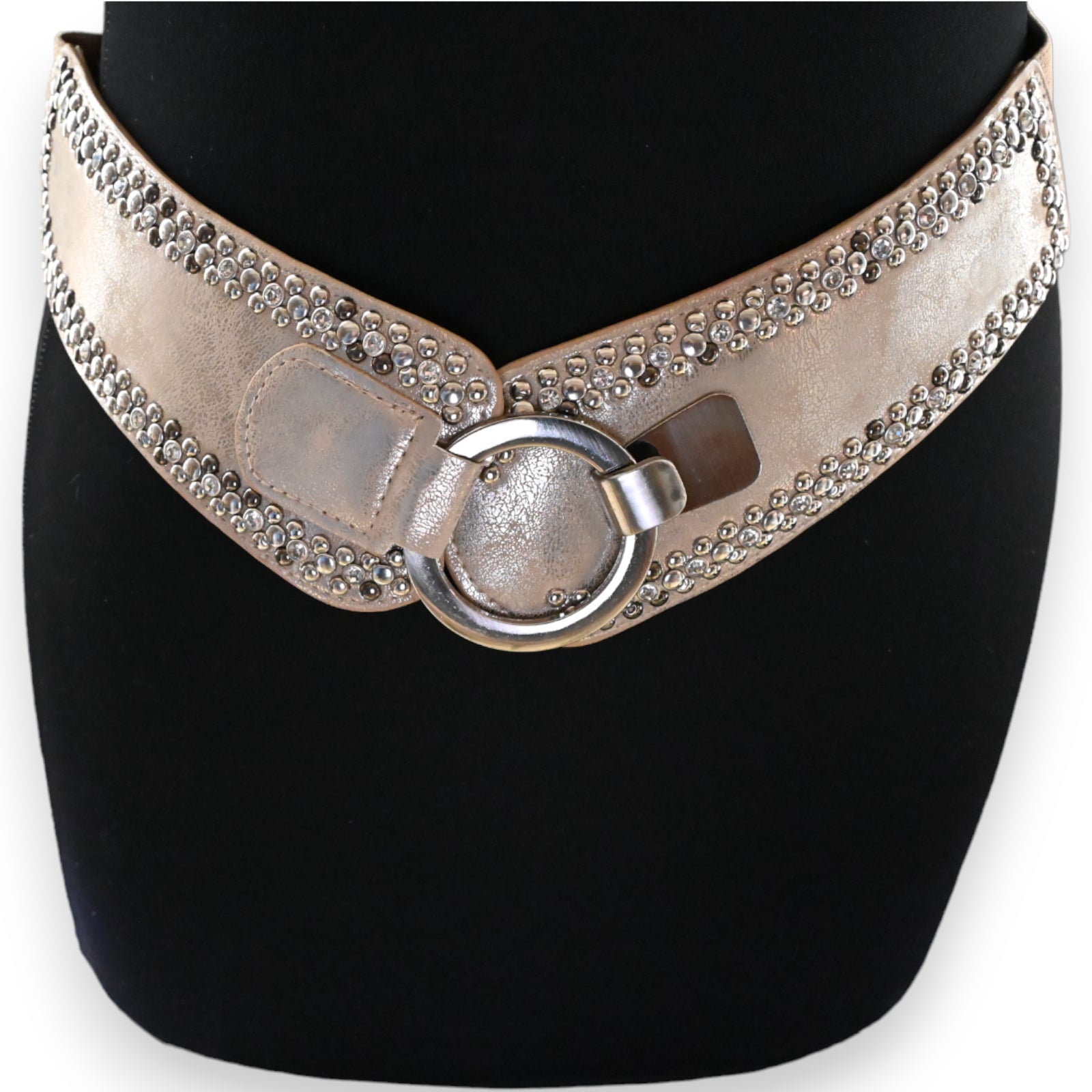 Eleganter beige-goldener Damengürtel mit Nieten und Ringverschluss auf schwarzem Hintergrund, glamouröses Accessoire