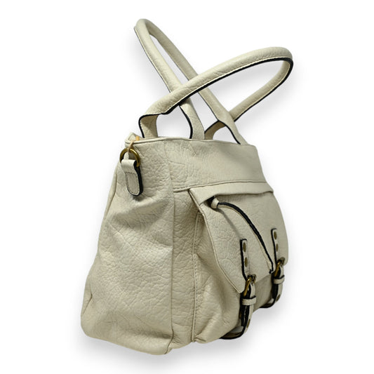 Elegante beige Lederhandtasche mit Schulterriemen, mehreren Fächern und Metallverschlüssen auf weißem Hintergrund
