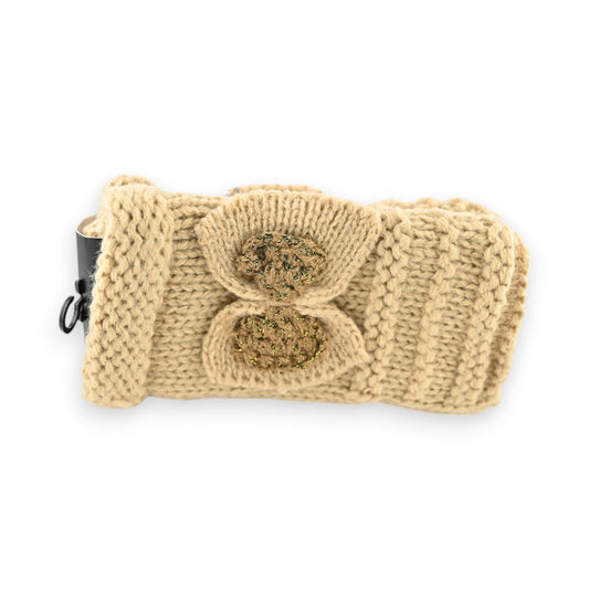 Beige Strickhandschuh mit zwei eingestrickten Taschen, gefüllt mit grünem Marihuana, und schwarzem Clip am Rand