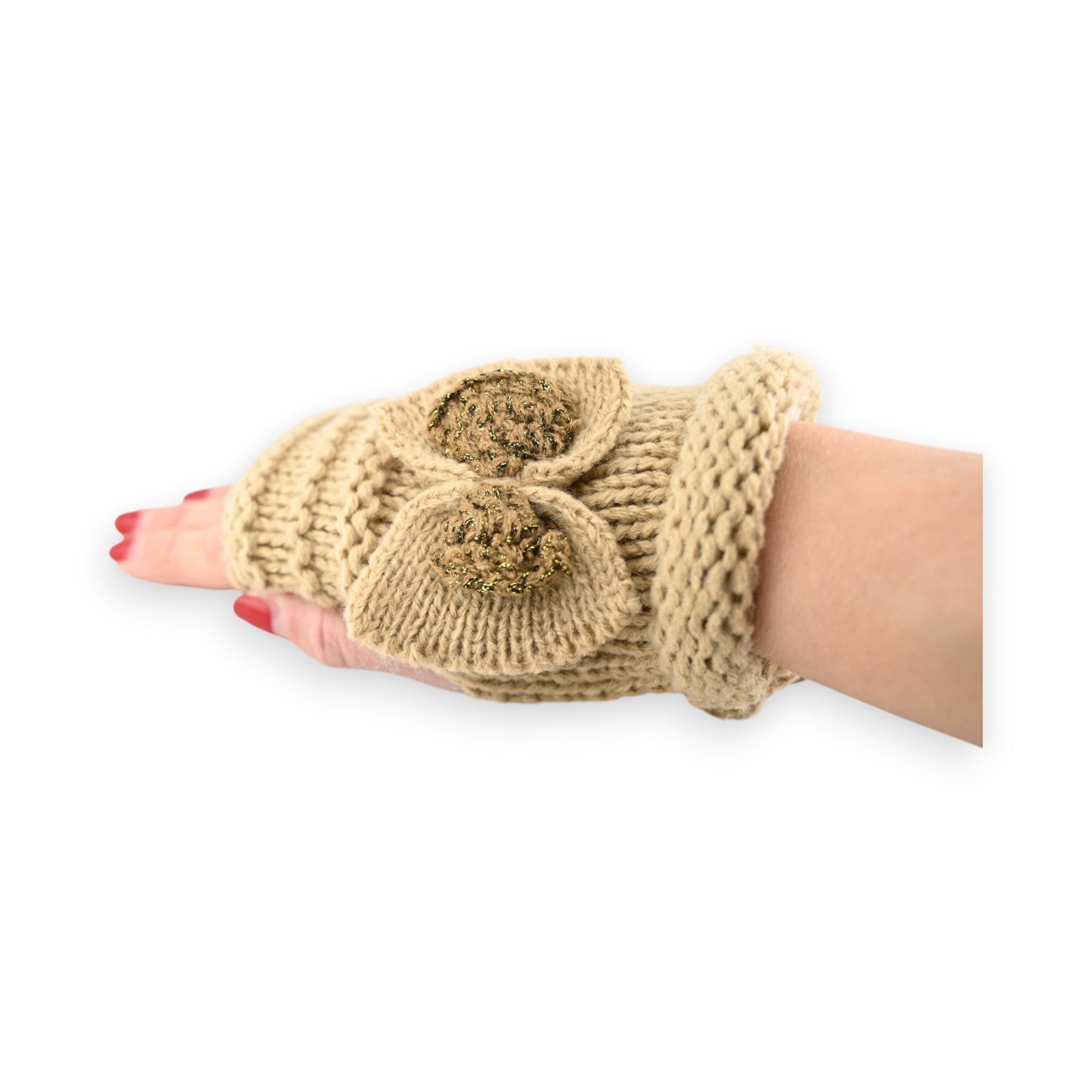 Beige Strickhandschuhe mit grünen Hanfblüten als Verzierung, getragen von einer Hand mit roten Nägeln
