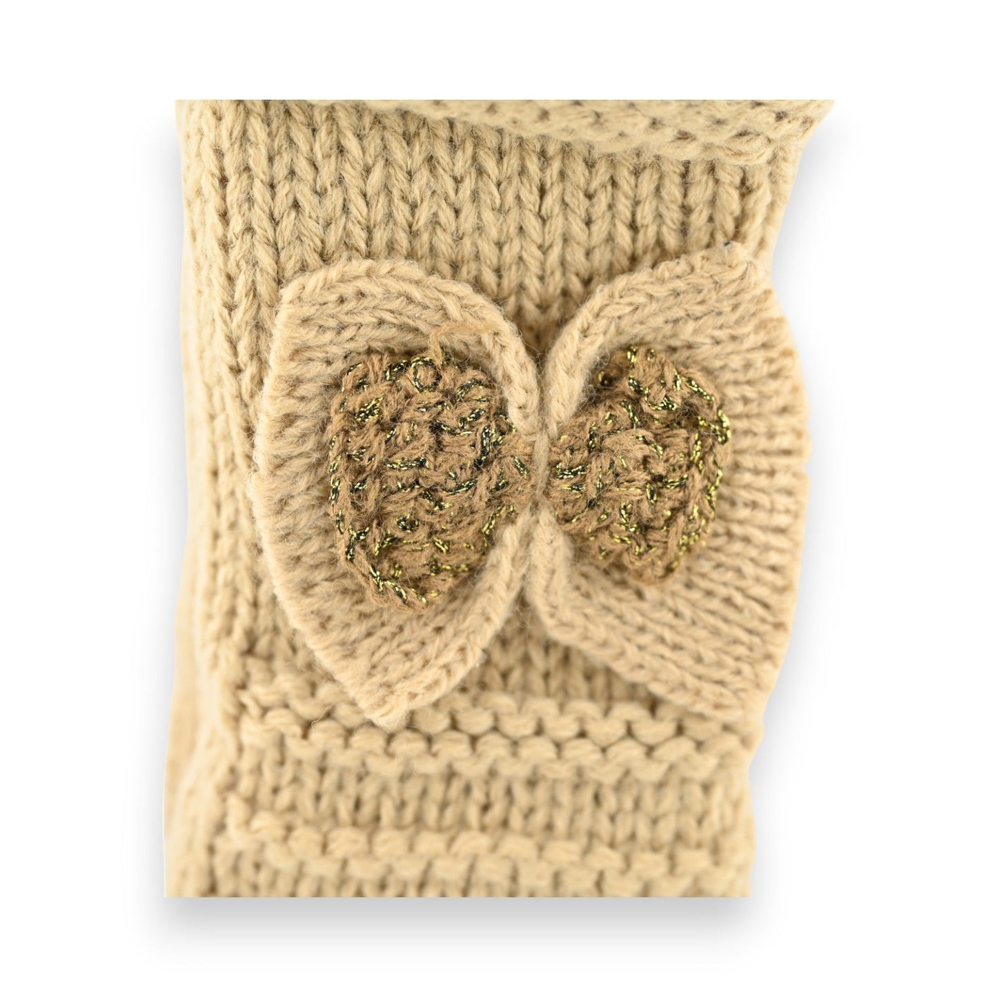 Beige Strickhandschuhe mit goldener Schleife, Nahaufnahme der dekorativen Strickarbeit und glänzenden Verzierung