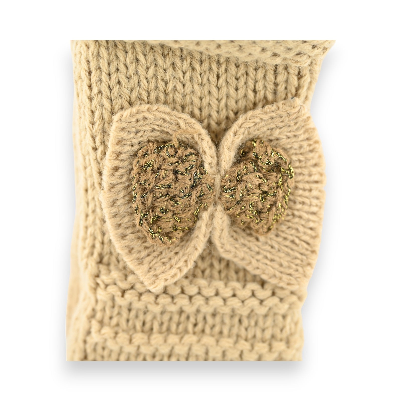 Beige Strickhandschuhe mit goldener Schleife, Nahaufnahme der dekorativen Strickarbeit und glänzenden Verzierung