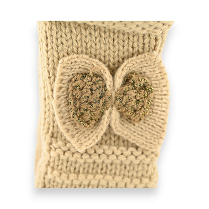 Beige Strickhandschuhe mit goldener Schleife, Nahaufnahme der dekorativen Strickarbeit und glänzenden Verzierung
