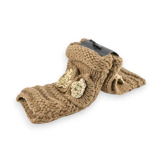Braune Strickhandschuhe mit goldener Schleife und eingewickeltem Vape-Gerät, auf weißem Hintergrund