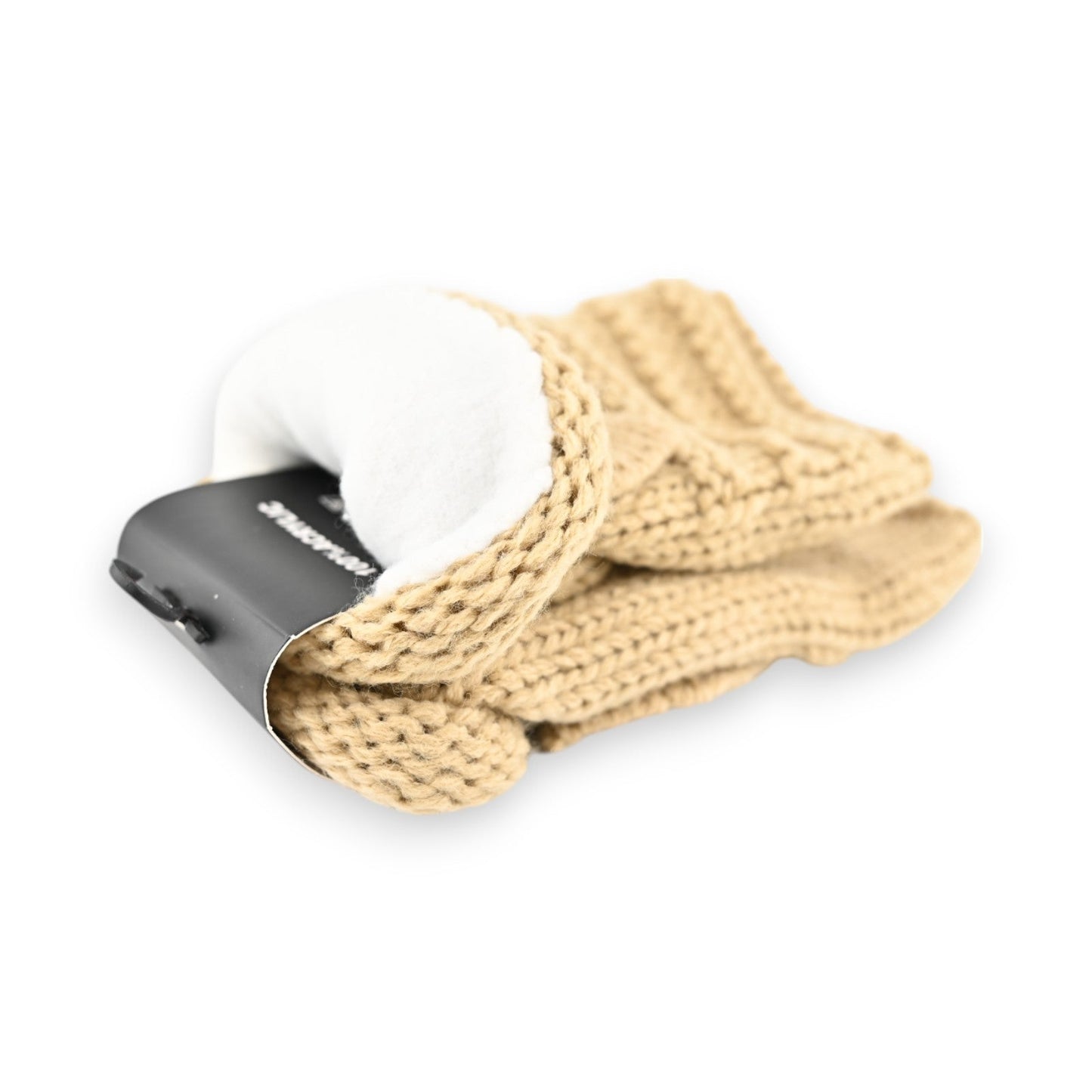 Beige Strickhandschuhe mit weißem Futter und schwarzem Etikett auf weißem Hintergrund, Nahaufnahme der Textur