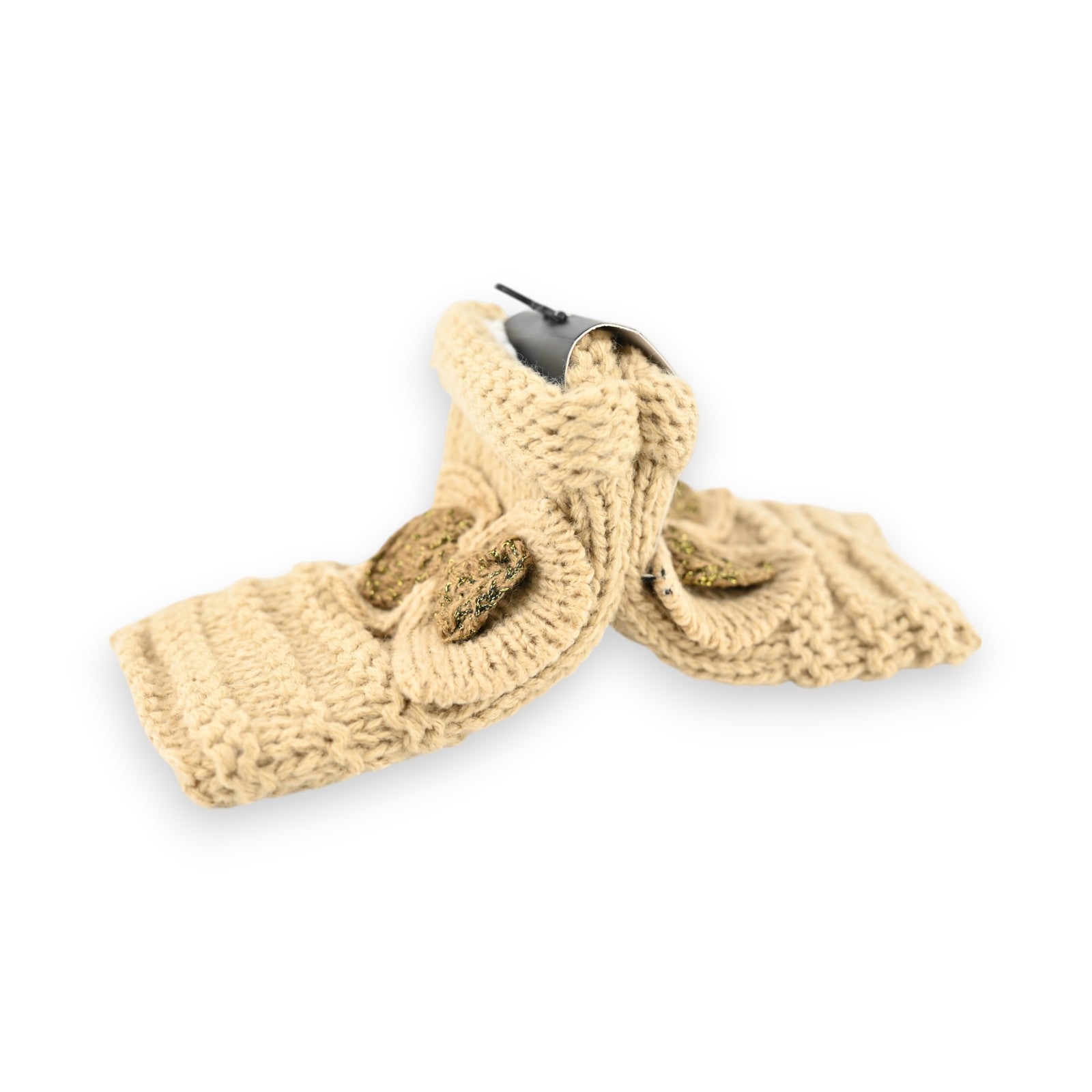 Beige Strickhandschuhe mit grünen Knöpfen, handgefertigt aus weicher Wolle, auf weißem Hintergrund