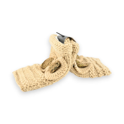 Beige Strickhandschuhe mit grünen Knöpfen, handgefertigt aus weicher Wolle, auf weißem Hintergrund