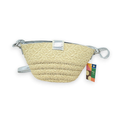 Umhängetasche im Boho-Stil aus beigem Strohgeflecht mit silbernen Akzenten und Trageriemen, Sommer-Accessoire