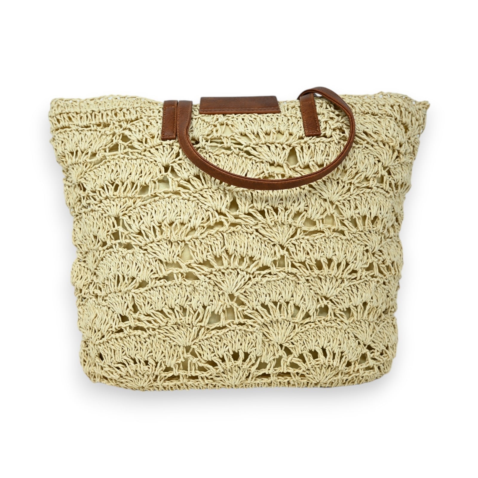 Beiger Boho-Strohbeutel mit braunen Lederhenkeln, handgewebt im luftigen Spitzenmuster, perfekt für Strand und Sommer