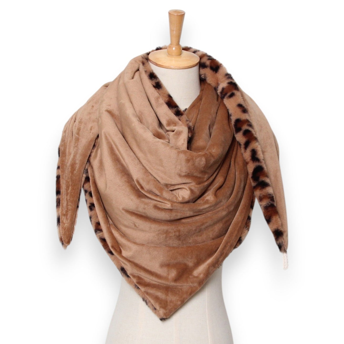 Großer dreieckiger Plüsch-Schal in Beige mit Leopardenmuster-Rand auf Schaufensterpuppe, luxuriöses Winteraccessoire