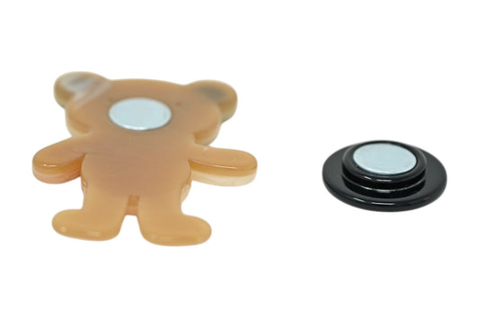 Magnetische Brosche in Form eines beigen Bären aus Harz mit rundem Magnet und separater schwarzer Magnethalterung