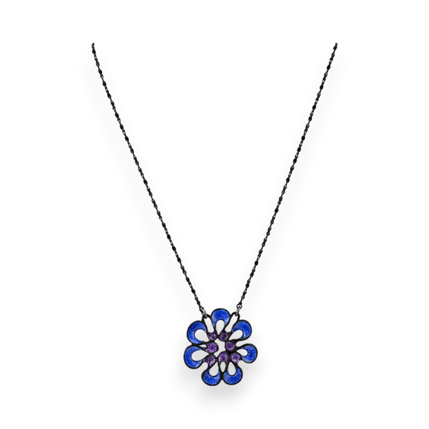 Filigrane Halskette mit blauer Blütenanhänger, verziert mit violetten Steinen. Elegantes Schmuckstück auf weißem Hintergrund.