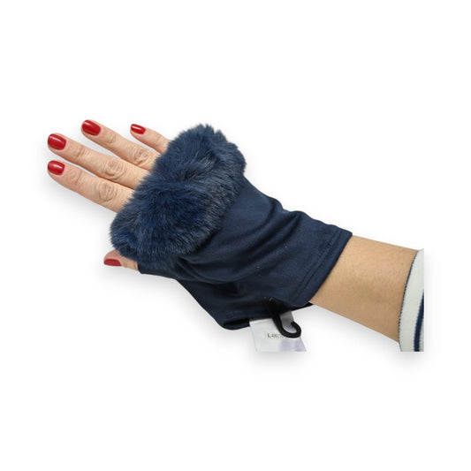 Fingerlose Handschuhe aus dunkelblauem Stoff mit Kunstfellbesatz, getragen von Hand mit rot lackierten Nägeln