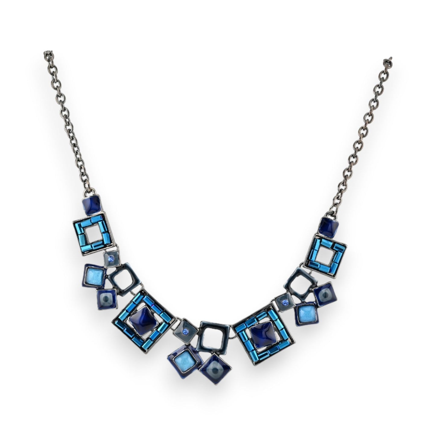 Modische Halskette mit blauen geometrischen Elementen, Quadraten und Kristallen auf silberner Kette