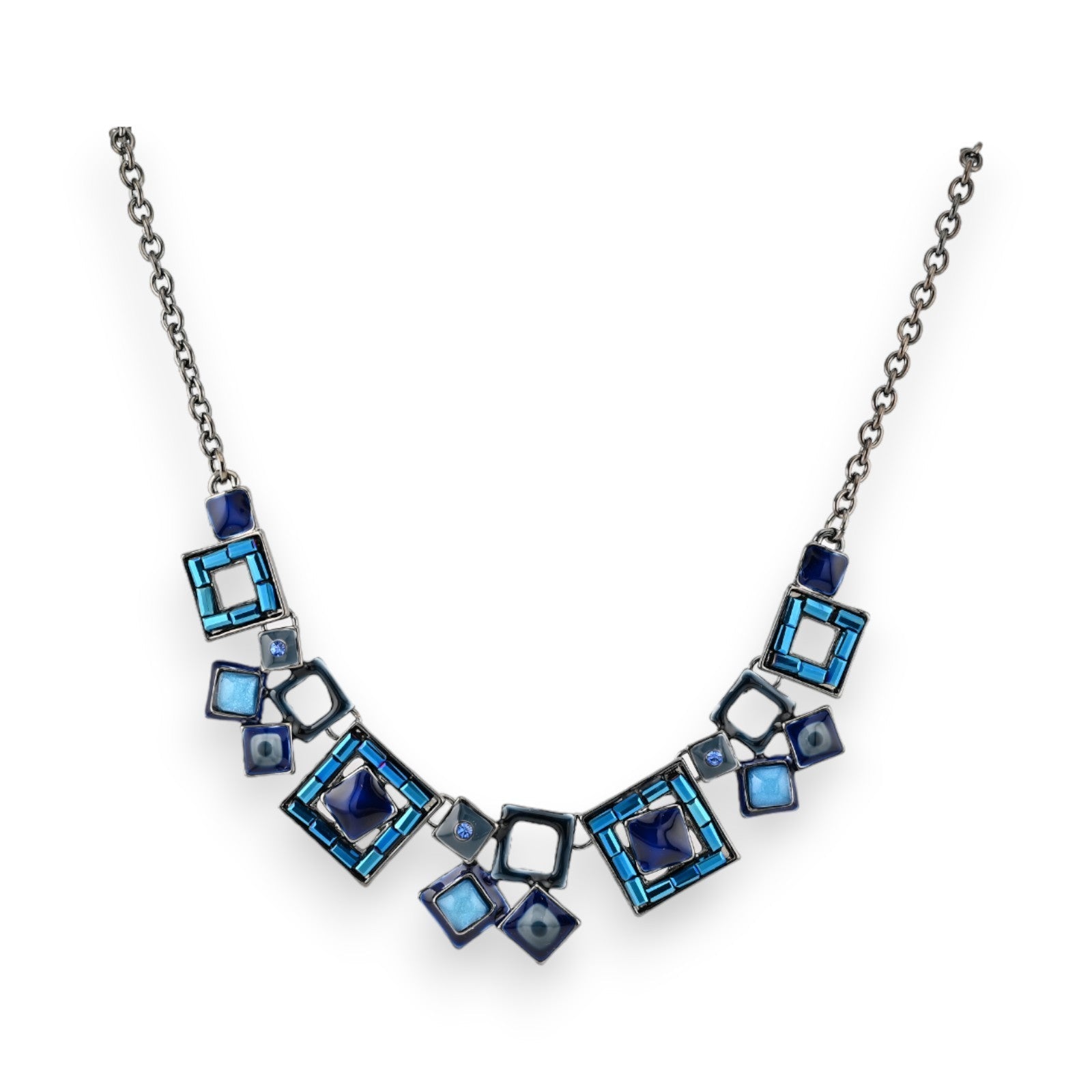 Modische Halskette mit blauen geometrischen Elementen, Quadraten und Kristallen auf silberner Kette
