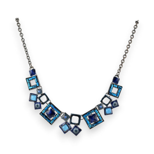 Modische Halskette mit blauen geometrischen Elementen, Quadraten und Kristallen auf silberner Kette