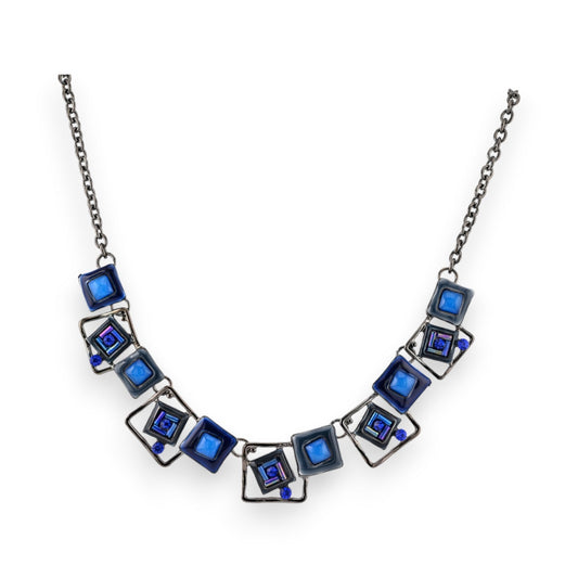 Elegante Halskette mit blauen geometrischen Elementen, Quadraten und Kristallen auf silberfarbener Kette