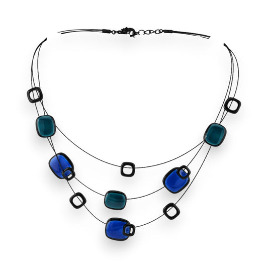 Dreireihige Fantasie-Halskette mit königsblauen und entenblauen Glassteinen, schwarzen Ringen auf feinen Drähten