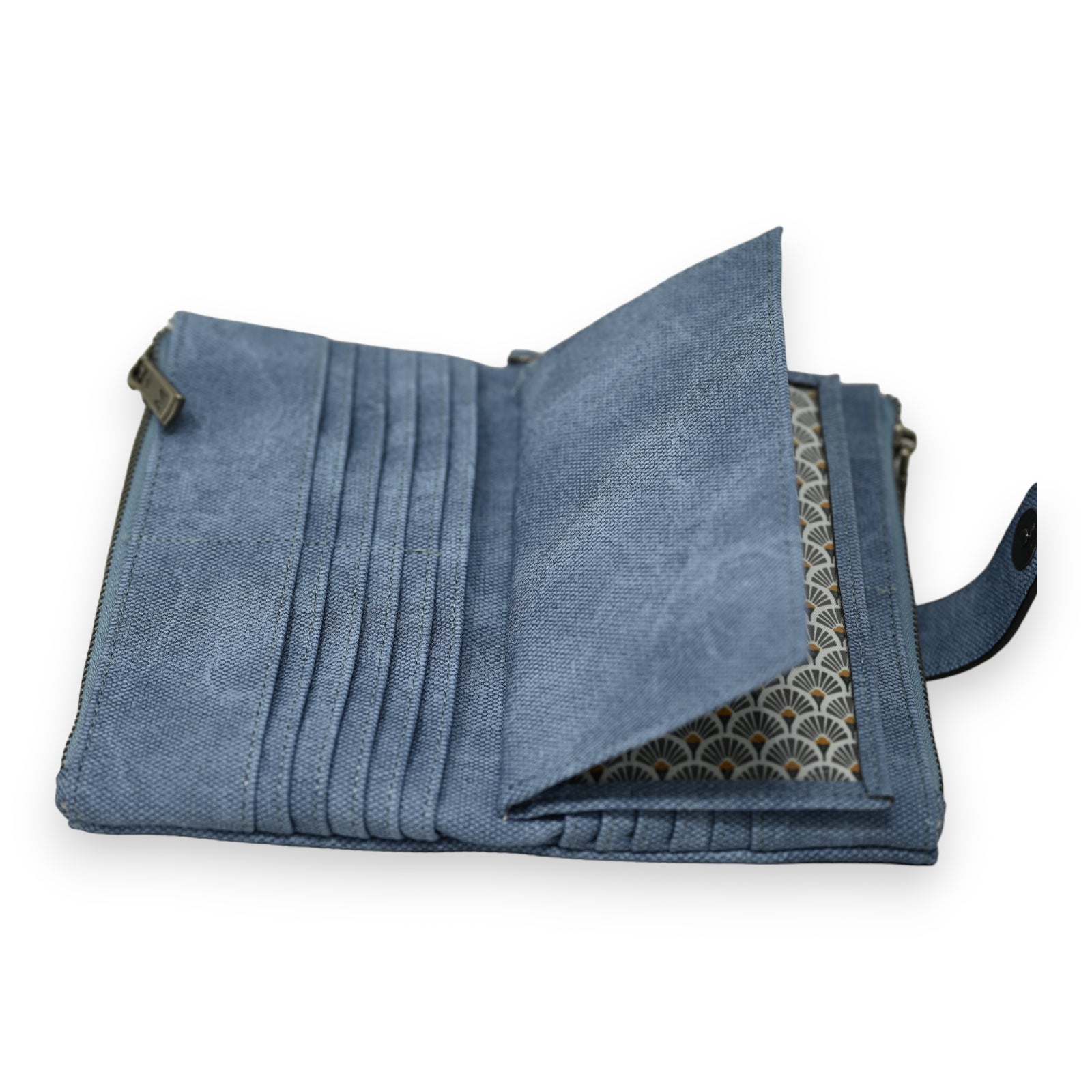 Aufgeklappte blaue Jeans-Brieftasche mit Kartenfächern und dekorativem Innenfutter, auf weißem Hintergrund