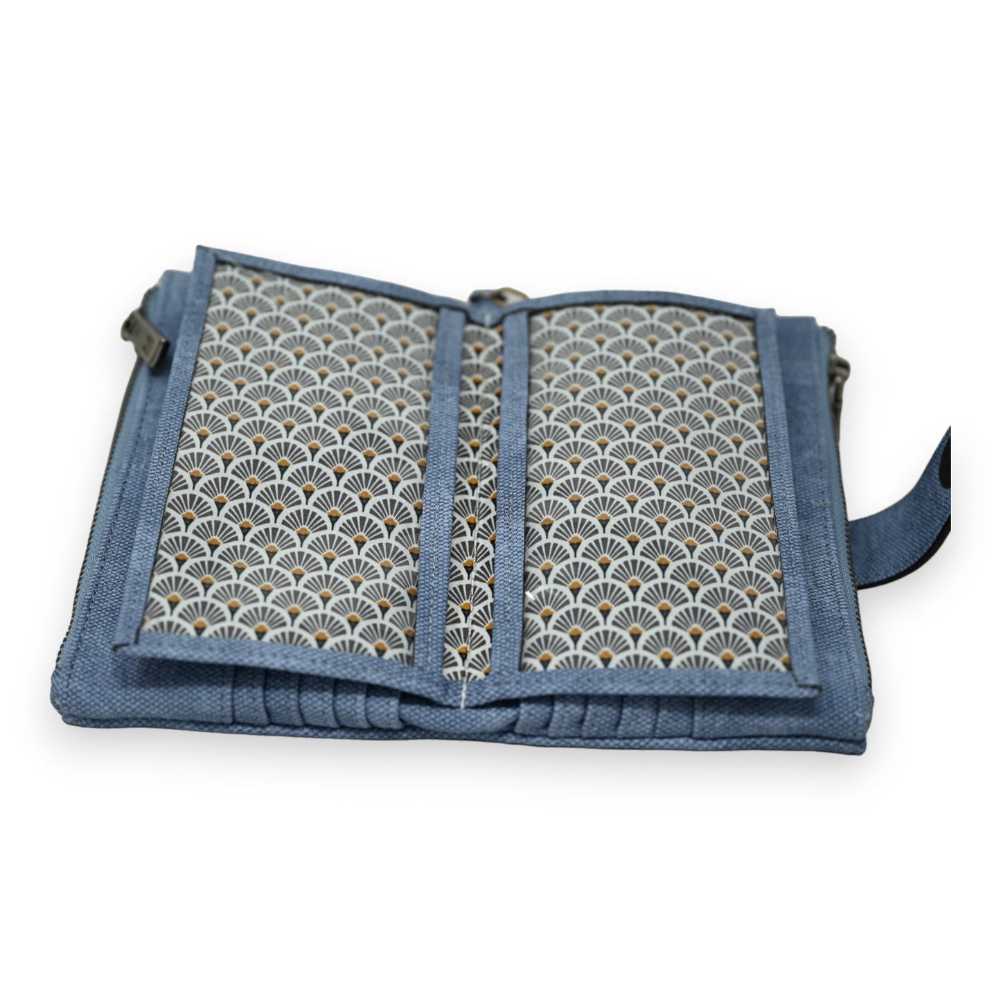 Blaue Jeans-Brieftasche mit geometrischem Muster, aufgeklappt, mit Reißverschluss und Trageriemen, stilvoller Geldbeutel