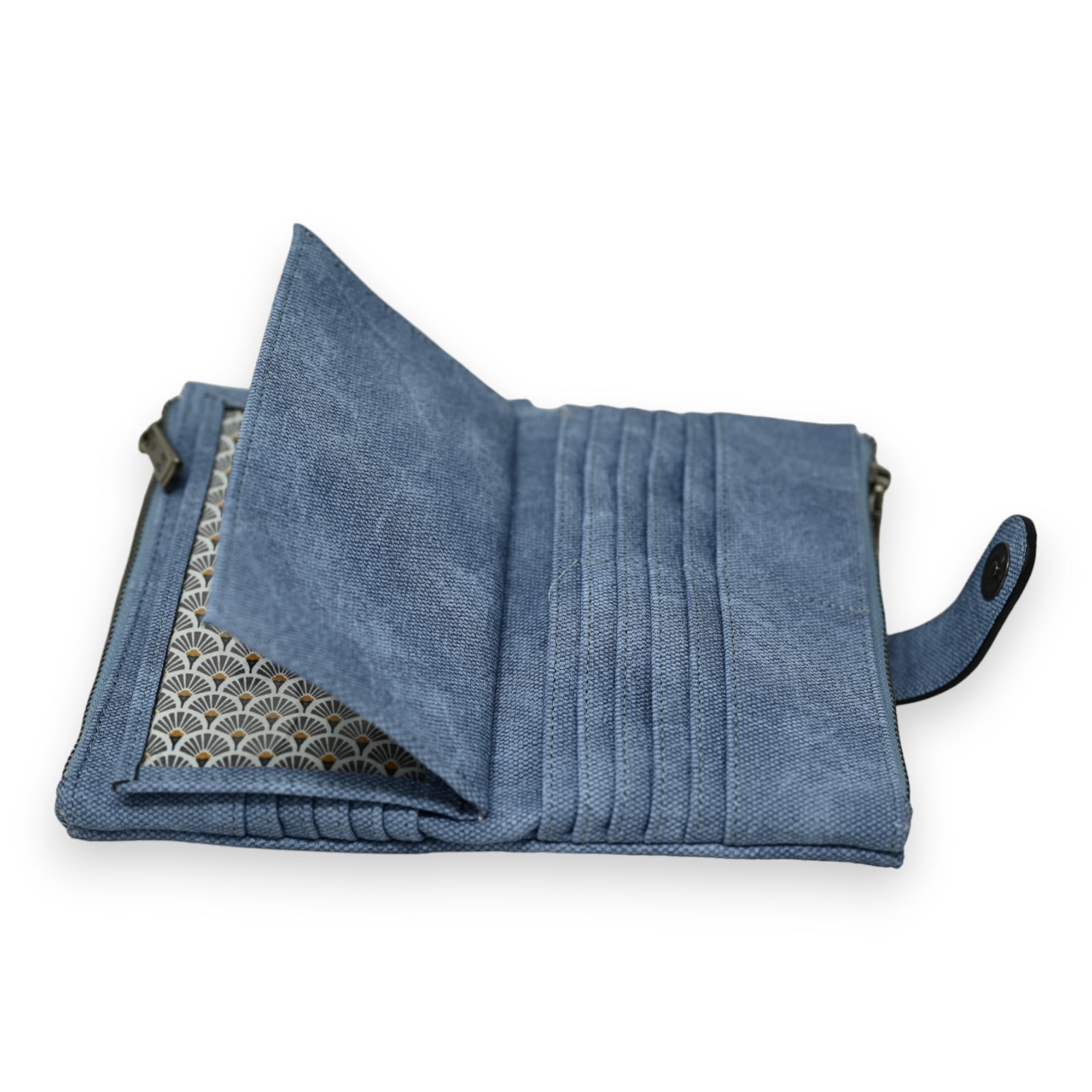 Blaue Jeans-Brieftasche mit Kartenfächern, Reißverschluss und dekorativem Innenfutter im Fächermuster, geöffnet