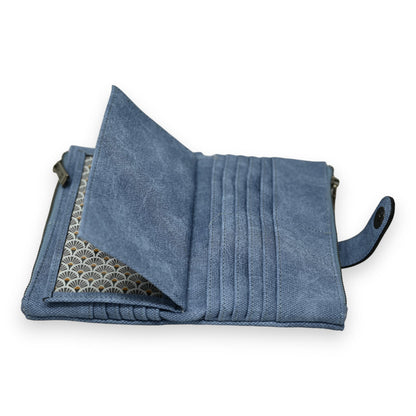 Blaue Jeans-Brieftasche mit Kartenfächern, Reißverschluss und dekorativem Innenfutter im Fächermuster, geöffnet