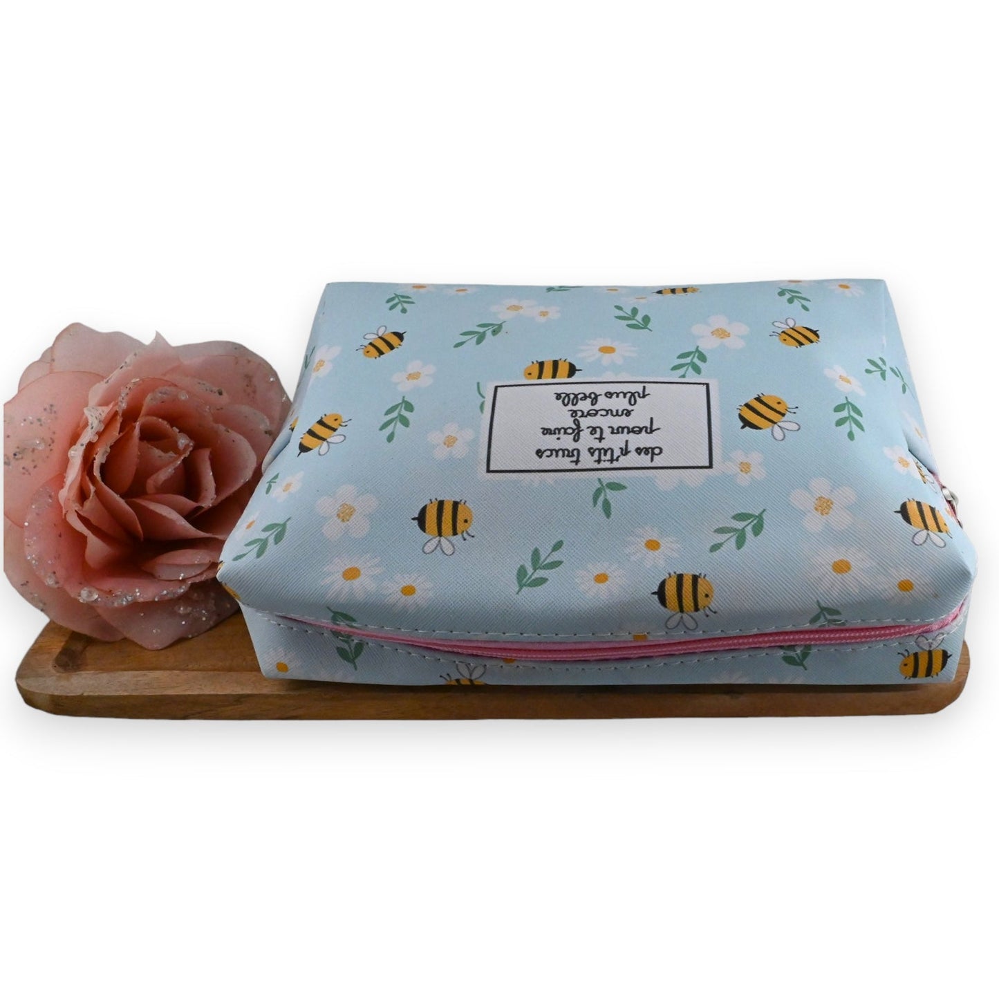 Toilettentasche mit Bienenmuster, rosa Rose und Holzbrett. Hellblaues Design mit Blumen und Bienen, Reißverschluss.