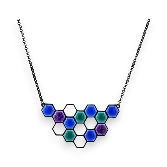 Moderne Halskette mit hexagonalem Anhänger in Blau-, Türkis- und Violetttönen auf schwarzer Kette