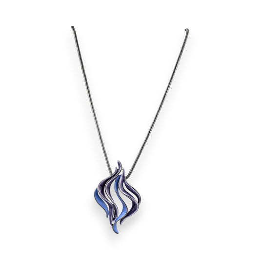 Elegante Halskette mit geschwungenem Anhänger in Blau- und Violetttönen, stilvolles Medaillon-Design von Ikita