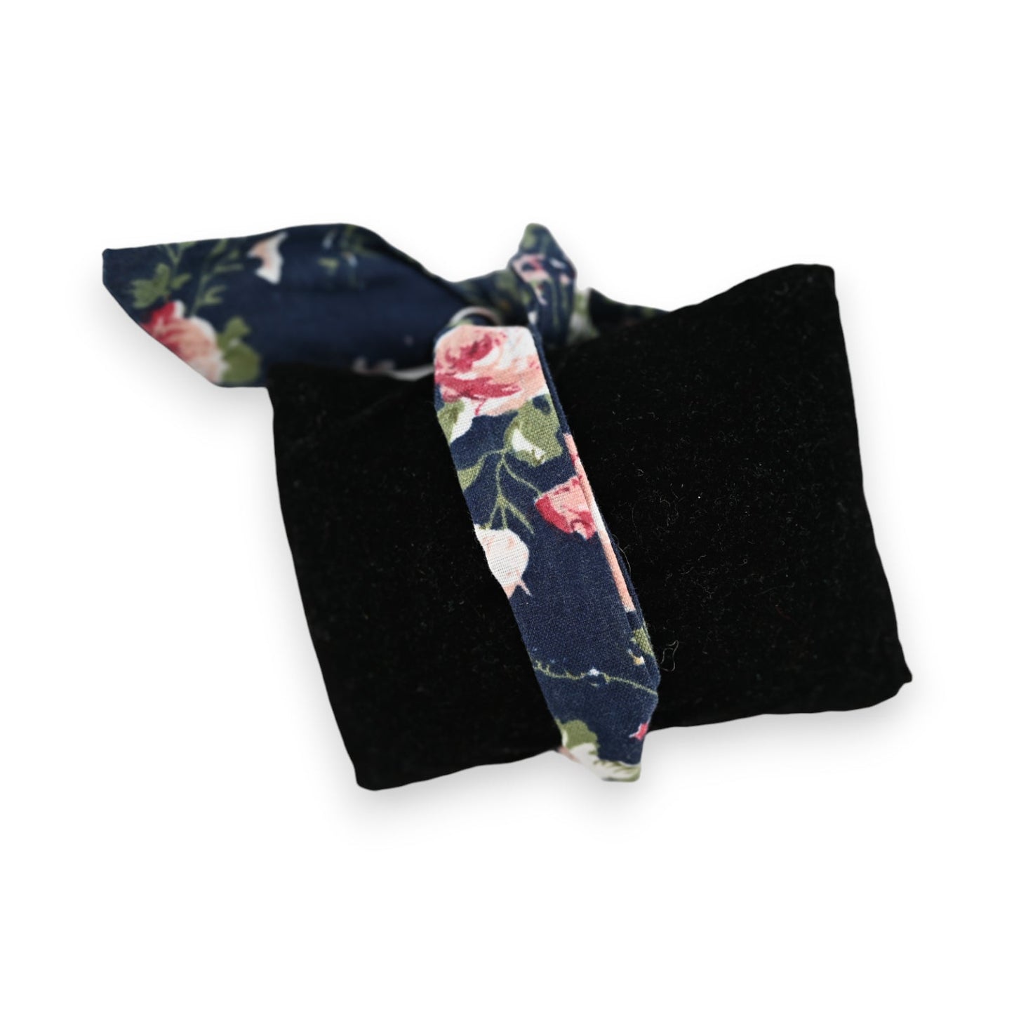 Armband aus blauem Blumenstoff mit rosa Rosen auf schwarzem Samtkissen, elegantes Accessoire für Damen