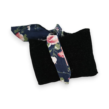 Armband aus blauem Blumenstoff mit rosa Rosen auf schwarzem Samtkissen, elegantes Accessoire für Damen