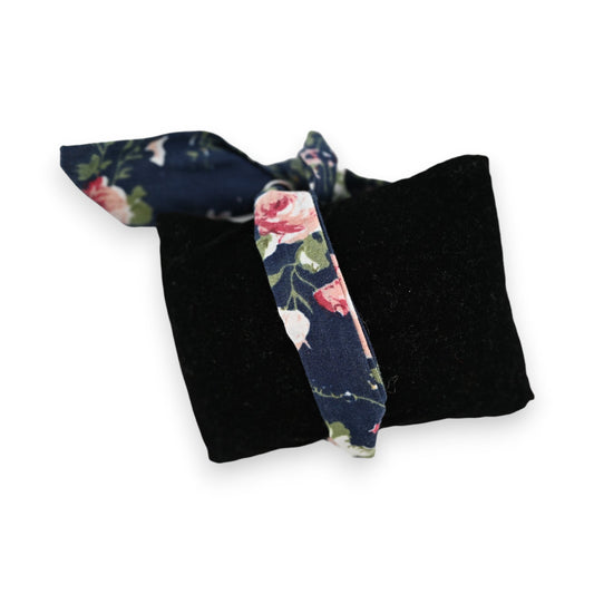 Armband aus blauem Blumenstoff mit rosa Rosen auf schwarzem Samtkissen, elegantes Accessoire für Damen