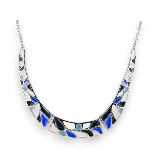 Halbsteifes Mosaikcollier in Blau-, Weiß- und Schwarztönen mit silberner Kette, geschwungenes Design im Stil eines Halbmondes