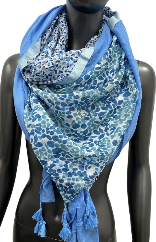 Patchwork Quadrattuch mit kleinen Blumen und blauen Punkten