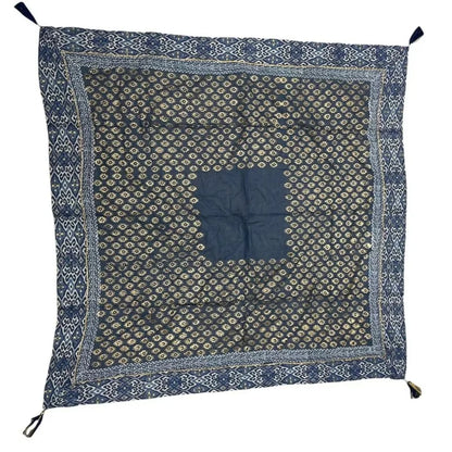 Blaues quadratisches Halstuch mit geometrischem Muster, verzierter Bordüre und zentralem Quadrat, Stil und...