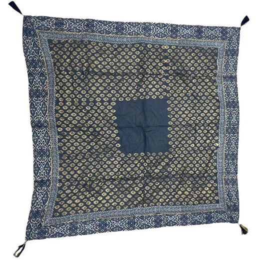 Blaues quadratisches Halstuch mit geometrischem Muster, verzierter Bordüre und zentralem Quadrat, Stil und...