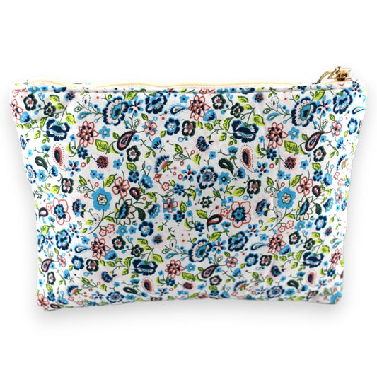 Kosmetiktasche mit farbenfrohem Blumenmuster in Blau, Grün und Rosa auf weißem Hintergrund, mit Reißverschluss