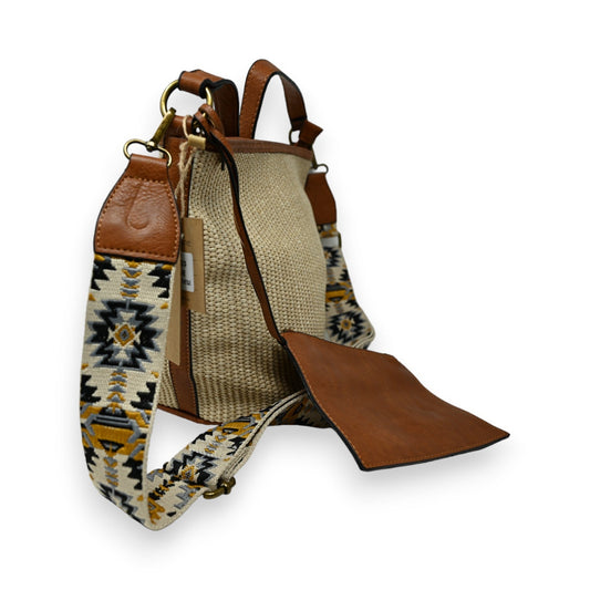 Böhmische Strohtasche mit braunem Leder und ethnischem Muster-Schulterriemen, Seitenansicht auf weißem Hintergrund