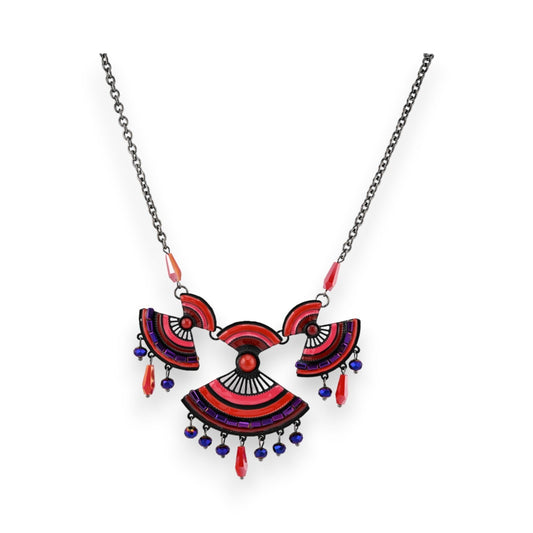 Auffällige Boho-Halskette mit roten und blauen Fächerelementen, Perlen und Anhängern an einer schwarzen Kette