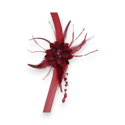 Eleganter Blumen-Choker in Bordeaux mit Federn, Perlen und Strasssteinen auf rotem Band für festliche Anlässe