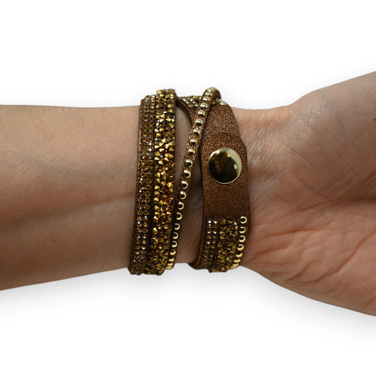Braunes Lederarmband mit goldenen Nieten und Kristallen, doppelt um das Handgelenk gewickelt, mit rundem Metallverschluss