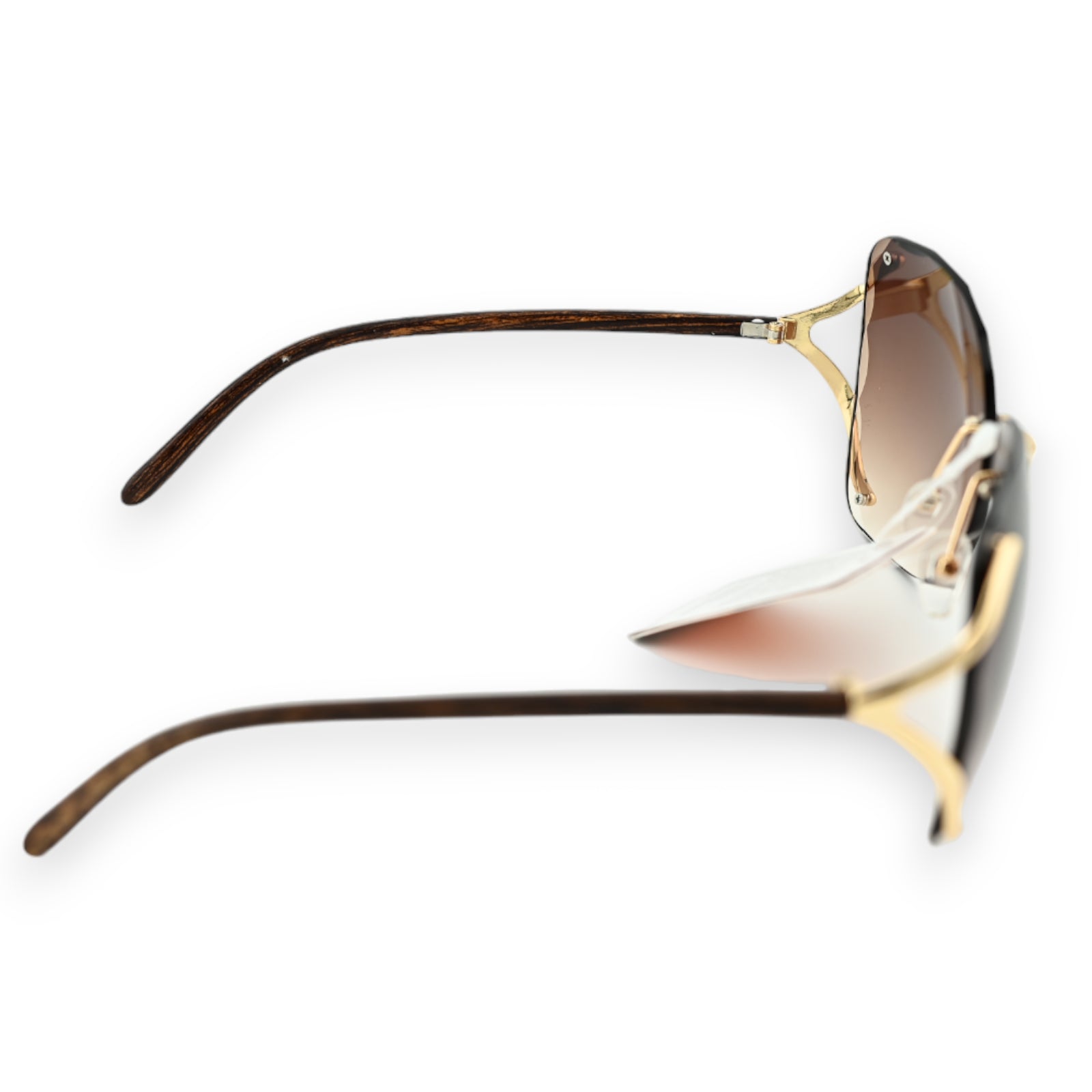 Elegante Sonnenbrille mit goldenem Rahmen, braunen Bügeln und verlaufenden Gläsern in Brauntönen auf weißem Hintergrund